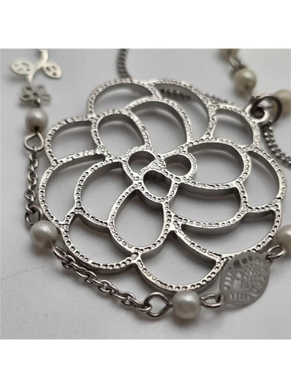 Madewell Layered Flower Pendant Necklace Faux Pearl Silver Tone 21 in adj. - Picture 5 of 7